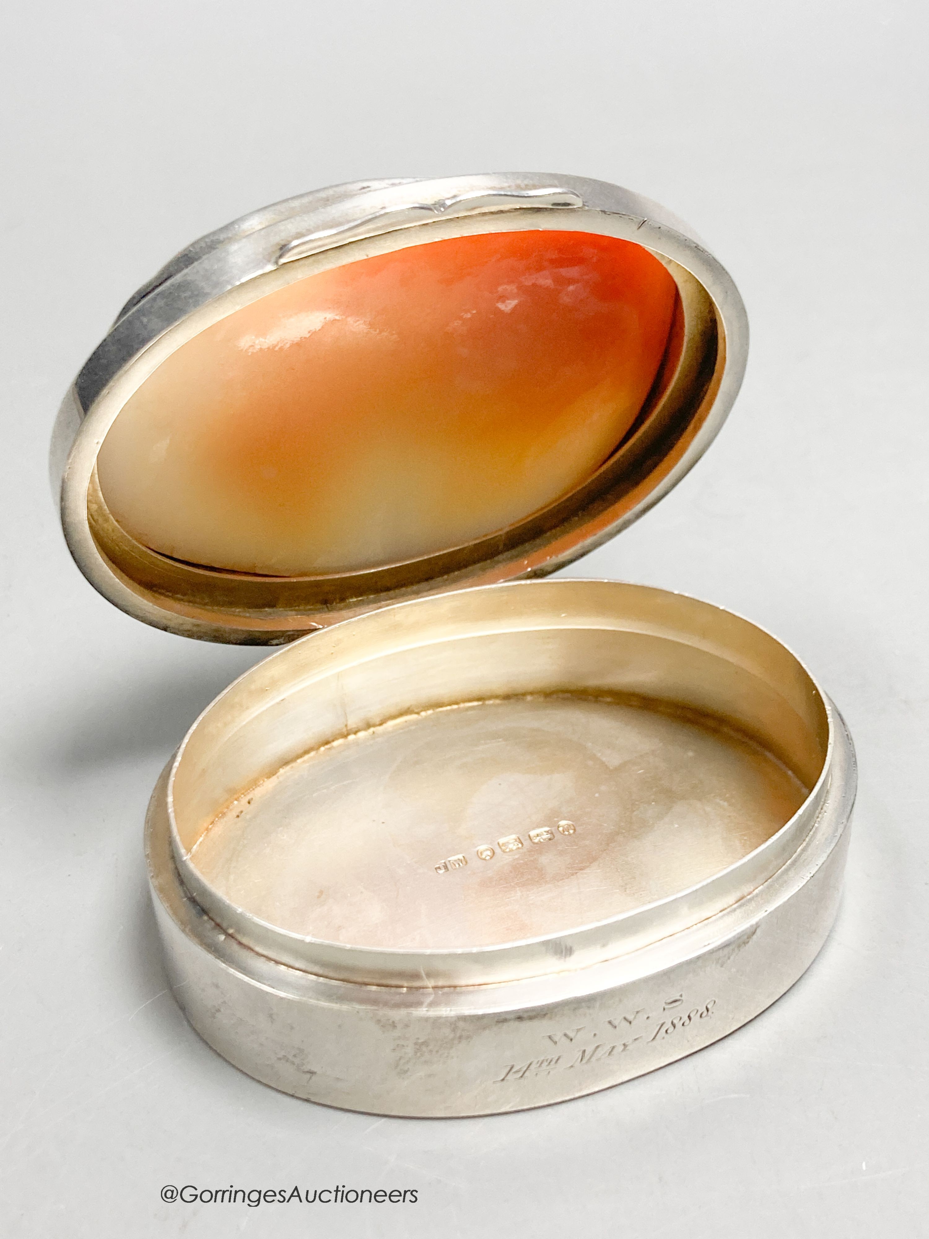 A Victorian silver oval snuff box, the hinged cover with inset cameo shell carved with the bust of a gentleman to sinister, Joseph Witten, Birmingham, 1887, 60mm.